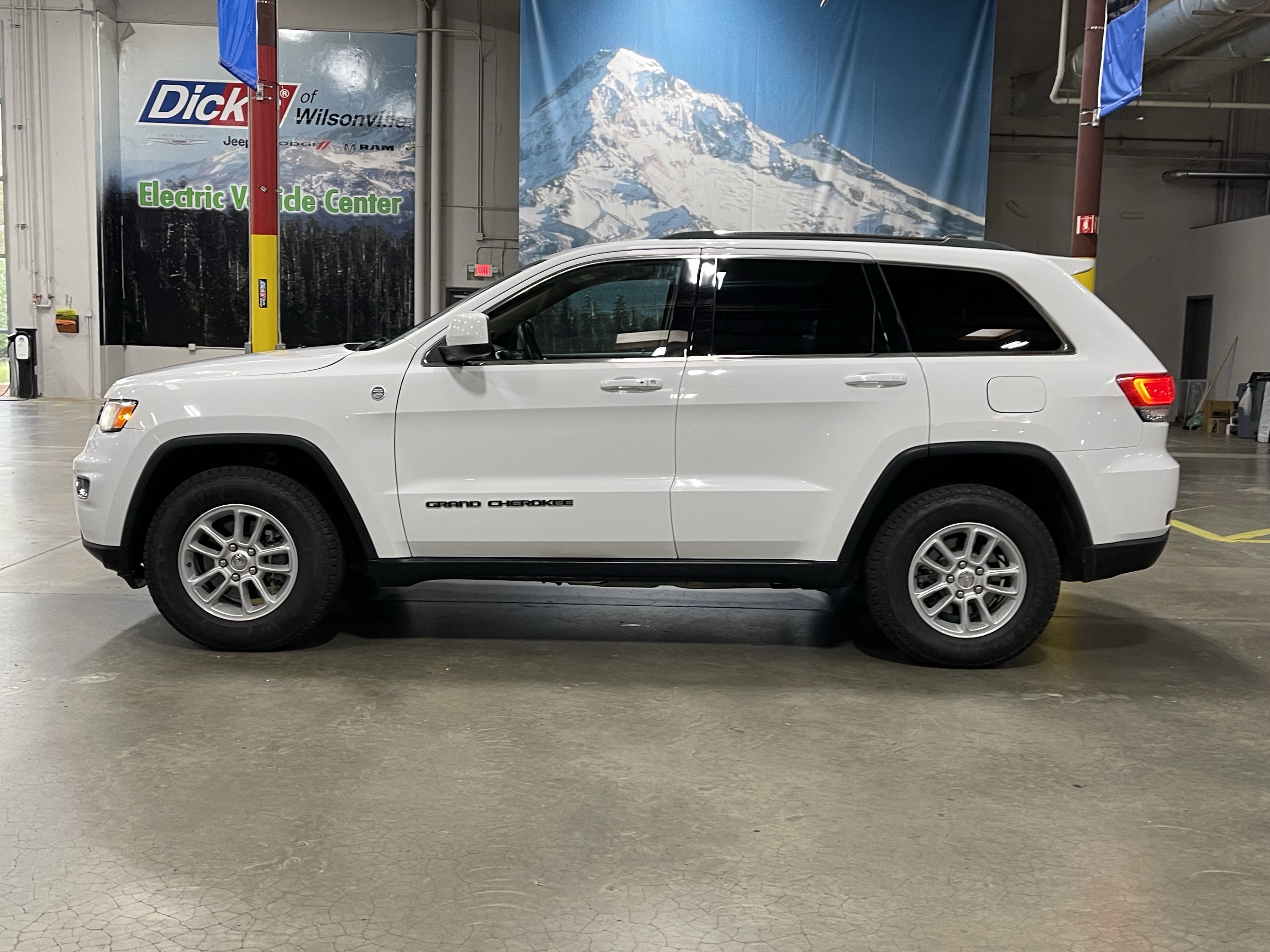 Used 2018 Jeep Grand Cherokee Laredo AWD/4WD image 2