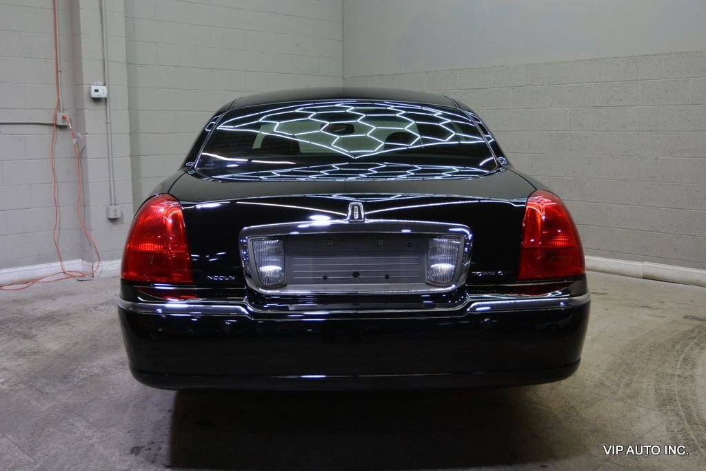 Used 2005 Lincoln Town Car Signature Limited image 6