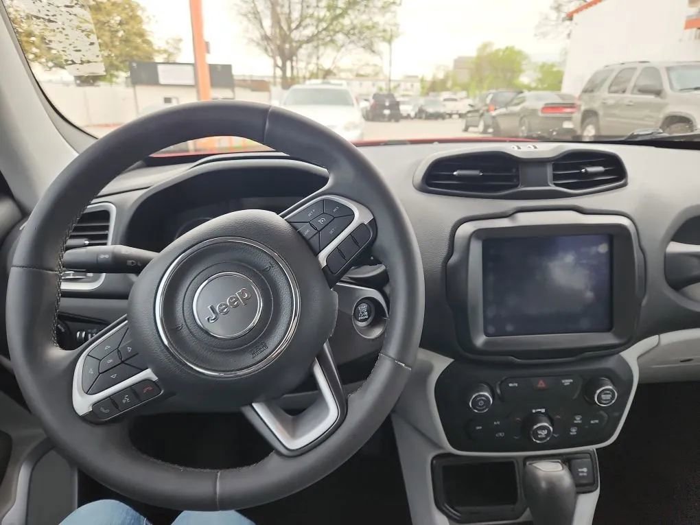 Used 2018 Jeep Renegade Latitude w/ UConnect 8.4 Nav Group image 4