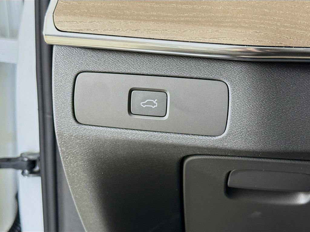 New 2026 Volvo XC90 B6 Plus w/ Protection Package Premier image 10