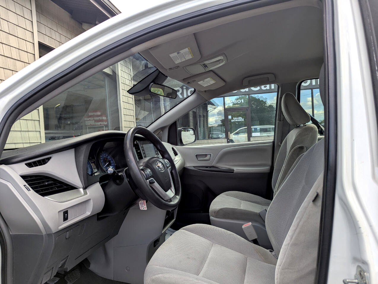 Used 2018 Toyota Sienna L image 13