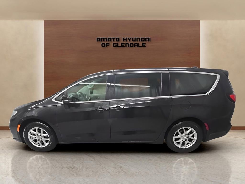 Used 2023 Chrysler Pacifica Touring-L image 3