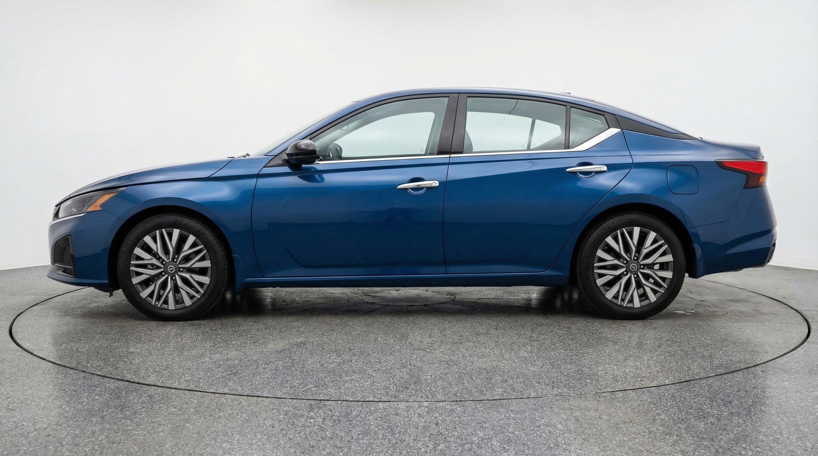 Used 2025 Nissan Altima 2.5 SV FWD image 5