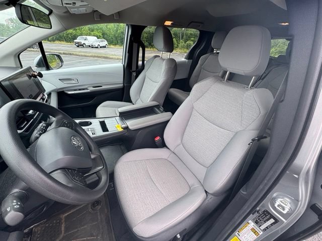 Used 2025 Toyota Sienna LE AWD/4WD image 11