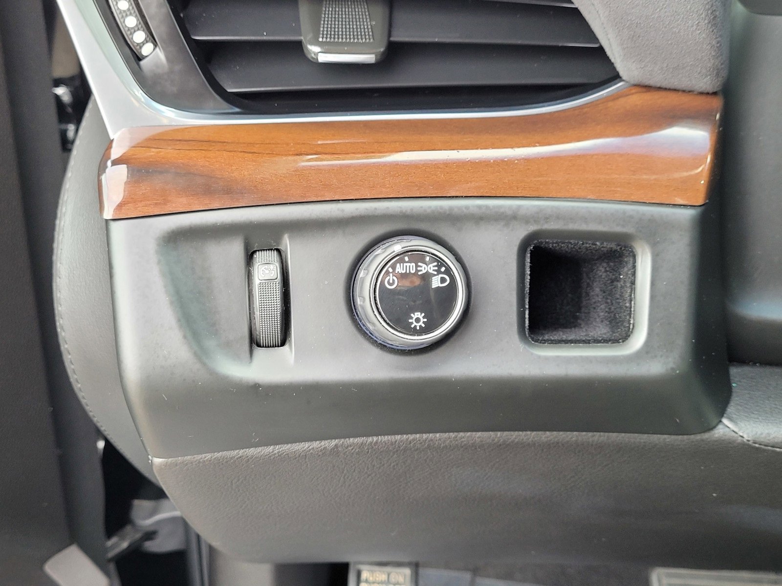 Used 2019 Cadillac Escalade Luxury image 18