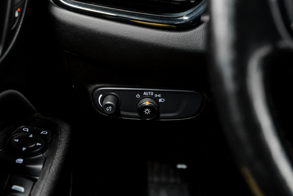 Used 2022 Chevrolet Equinox RS w/ Infotainment Package FWD image 28