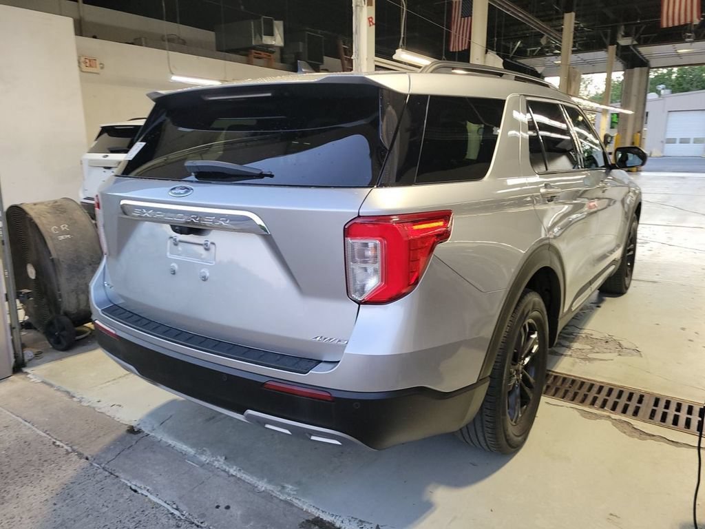 Used 2022 Ford Explorer XLT w/ Equipment Group 202A AWD/4WD image 4