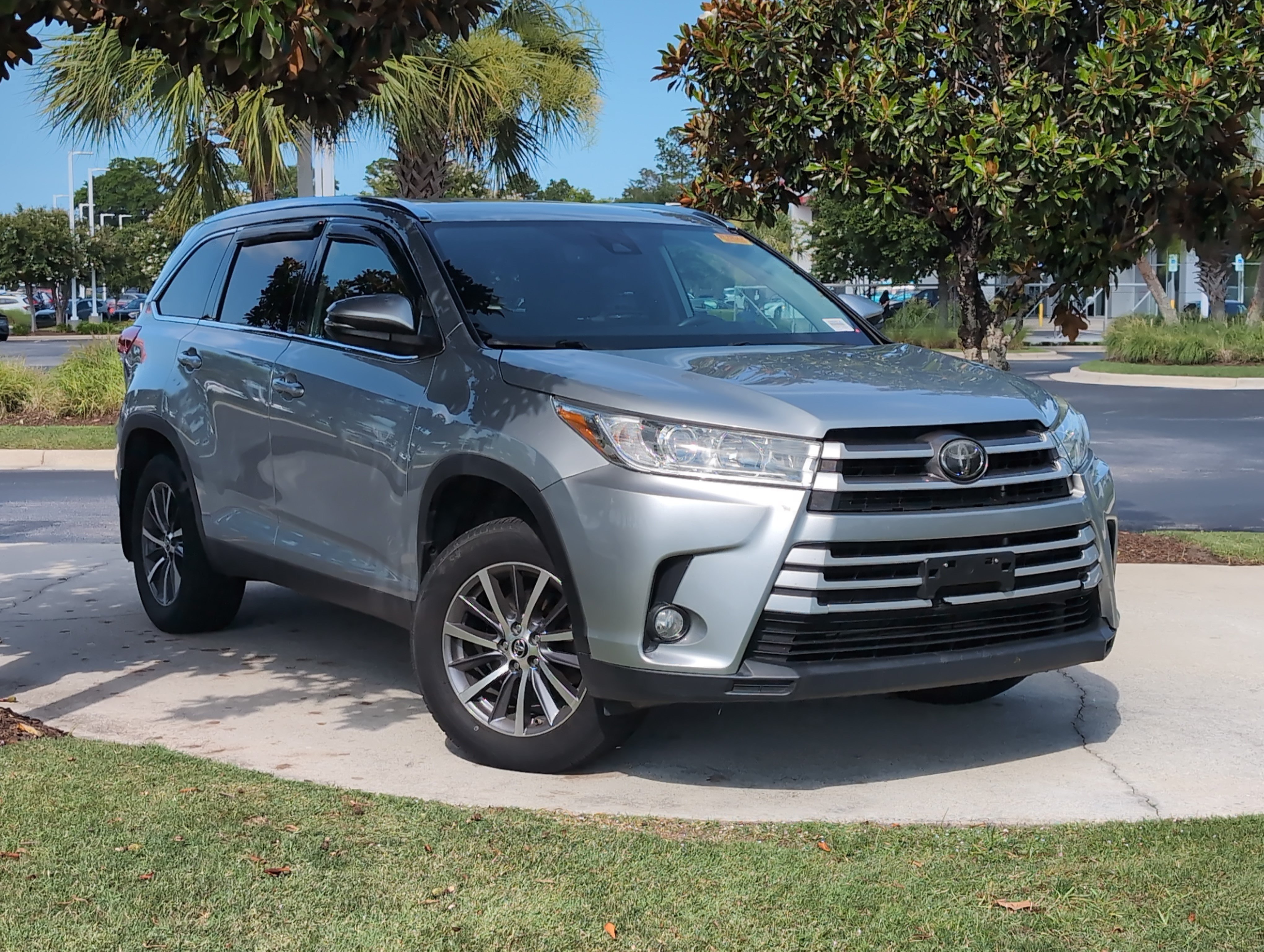 Used 2019 Toyota Highlander XLE AWD/4WD image 2