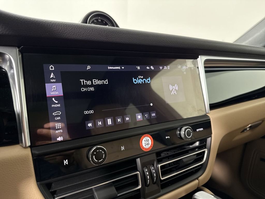 Certified 2025 Porsche Macan image 27