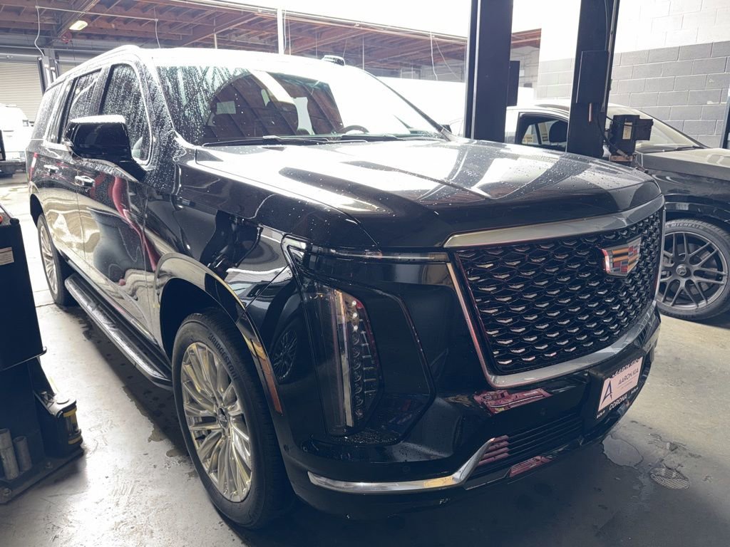 Used 2025 Cadillac Escalade ESV Premium Luxury image 3