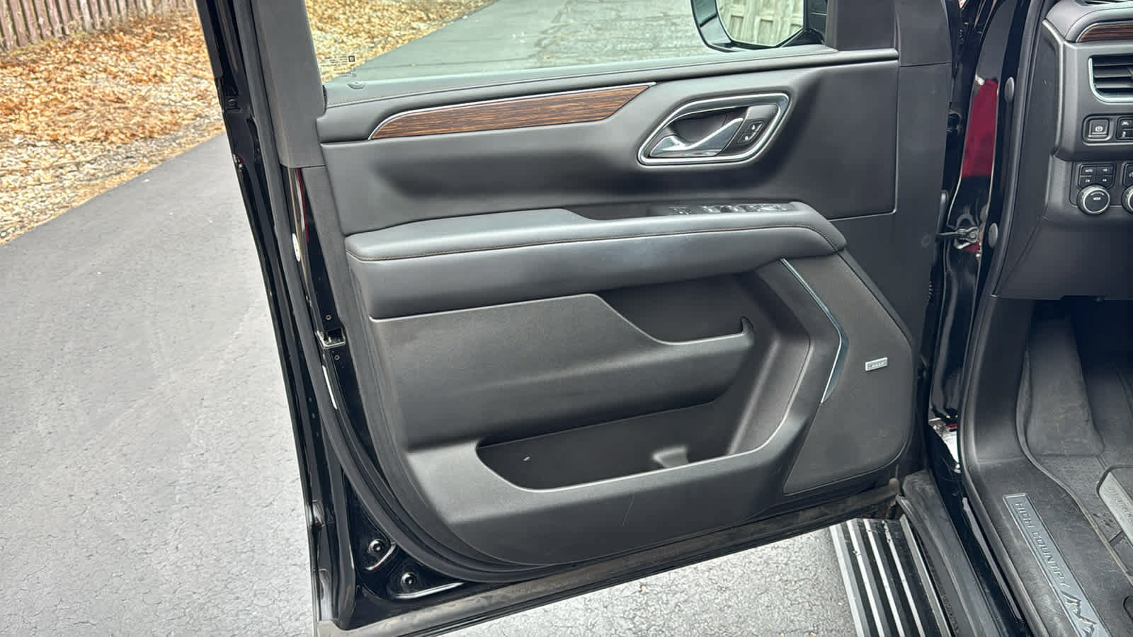 Certified 2023 Chevrolet Suburban High Country AWD/4WD image 6