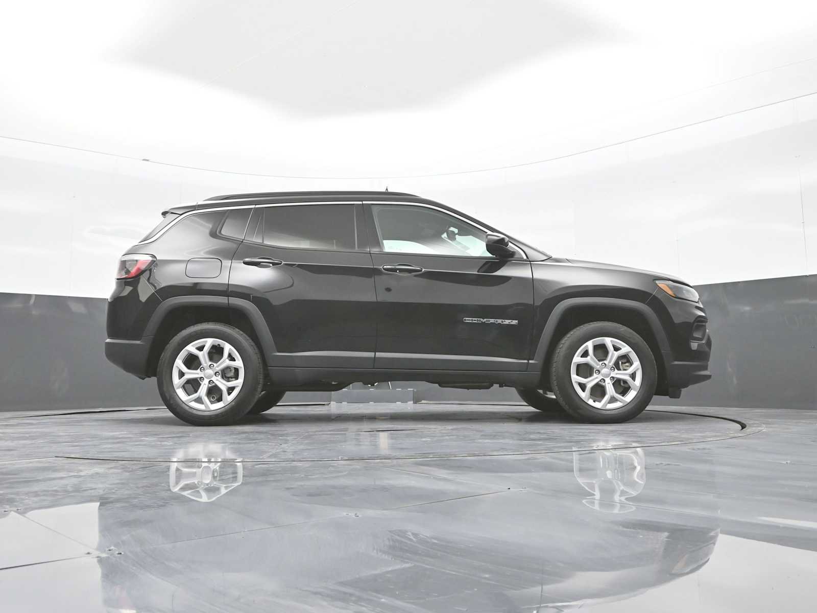 Used 2024 Jeep Compass Latitude AWD/4WD image 40