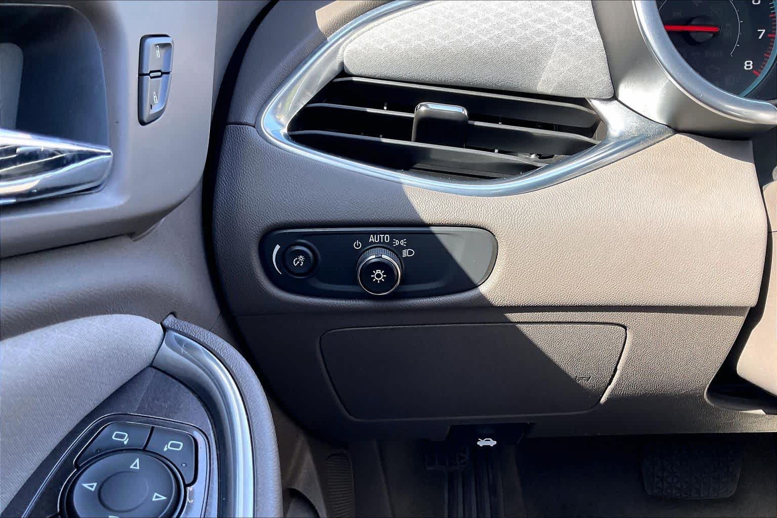 Used 2021 Chevrolet Malibu LT FWD image 32