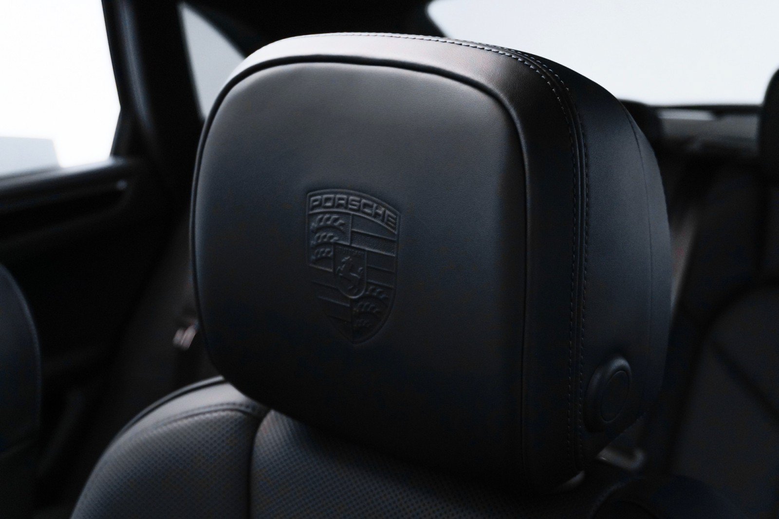 Certified 2023 Porsche Macan Turbo AWD/4WD image 19