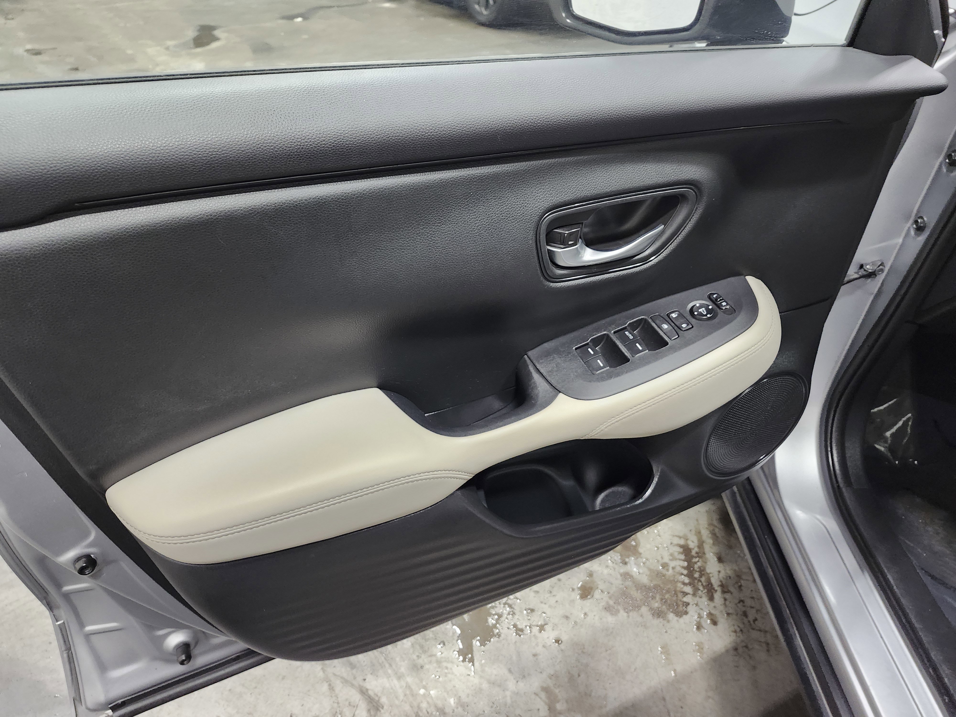 Used 2023 Honda HR-V LX image 23