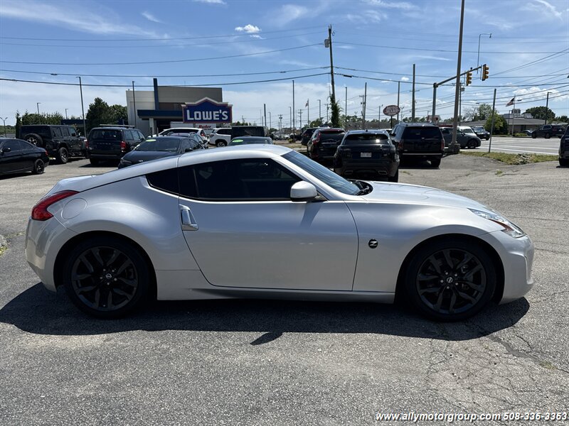 Used 2016 Nissan 370Z Coupe RWD image 4