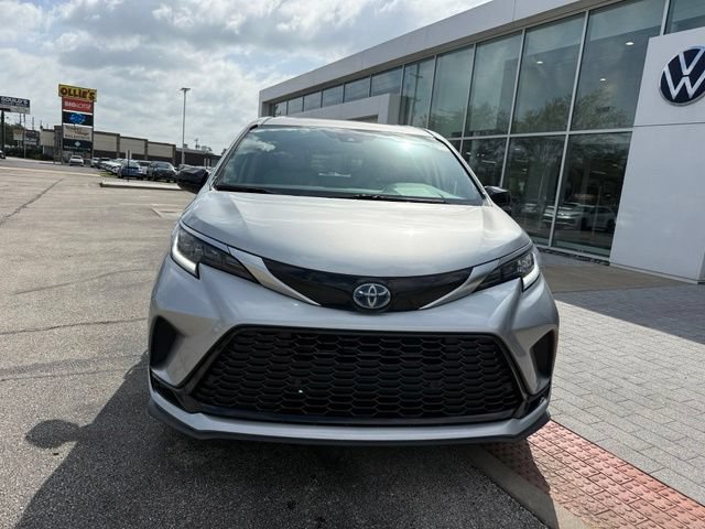 Used 2024 Toyota Sienna XSE FWD image 2
