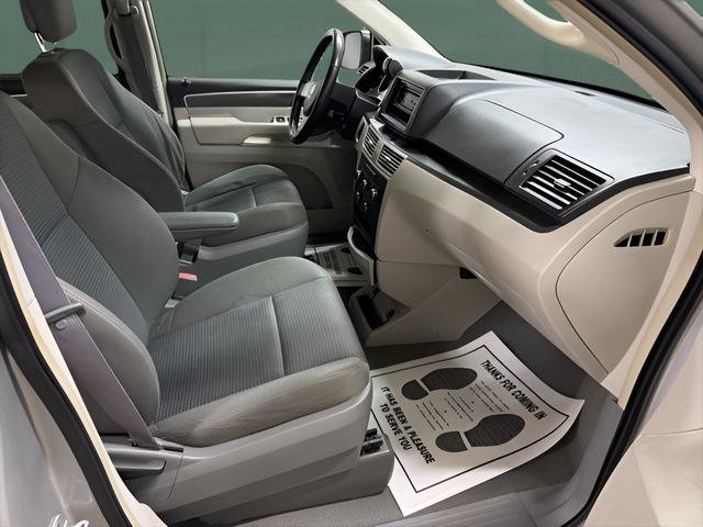 Used 2010 Volkswagen Routan S image 17