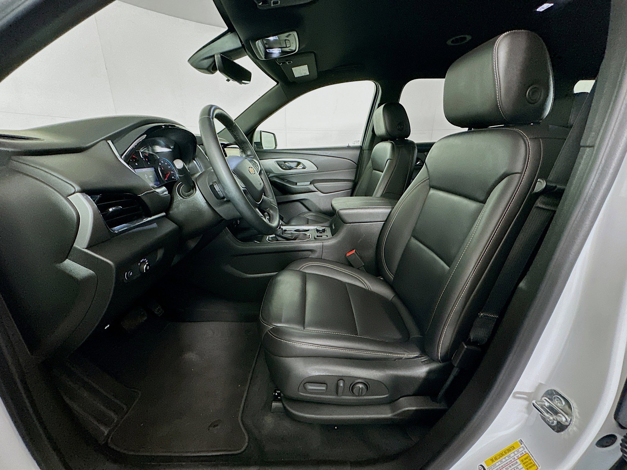 Used 2023 Chevrolet Traverse LT w/ Rear Camera Mirror Package image 13