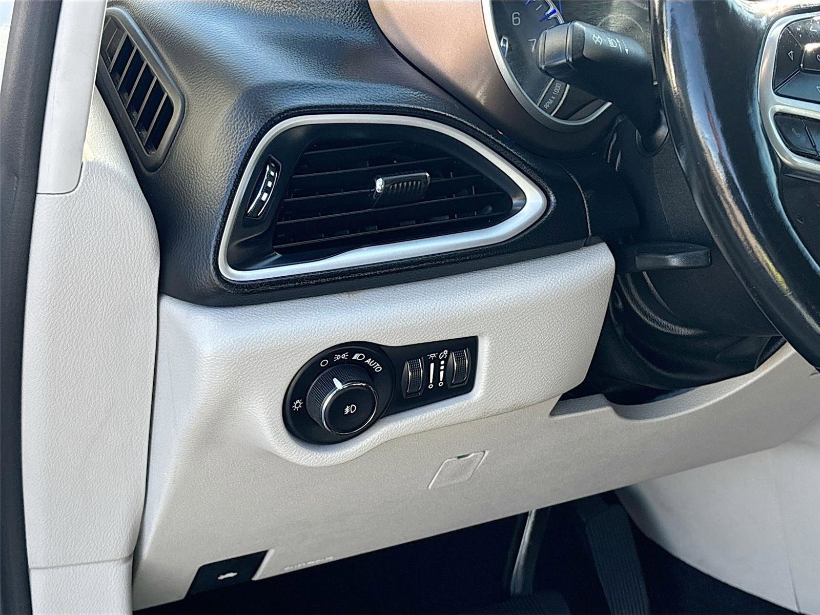 Used 2019 Chrysler Pacifica Touring-L image 11