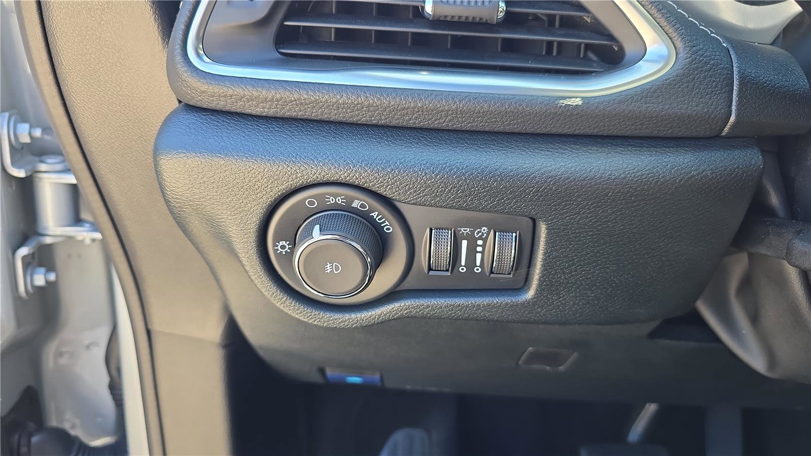 Used 2026 Chrysler Pacifica Limited FWD image 26