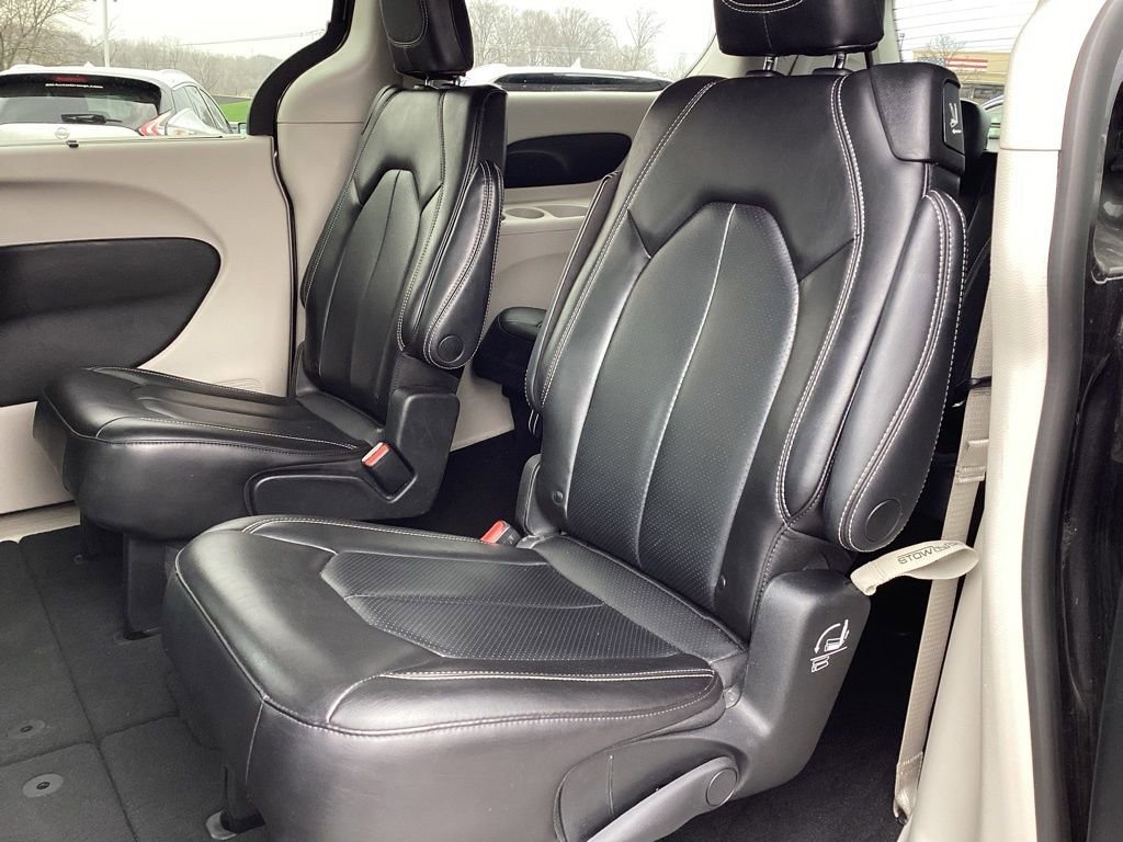 Used 2023 Chrysler Pacifica Touring-L image 16