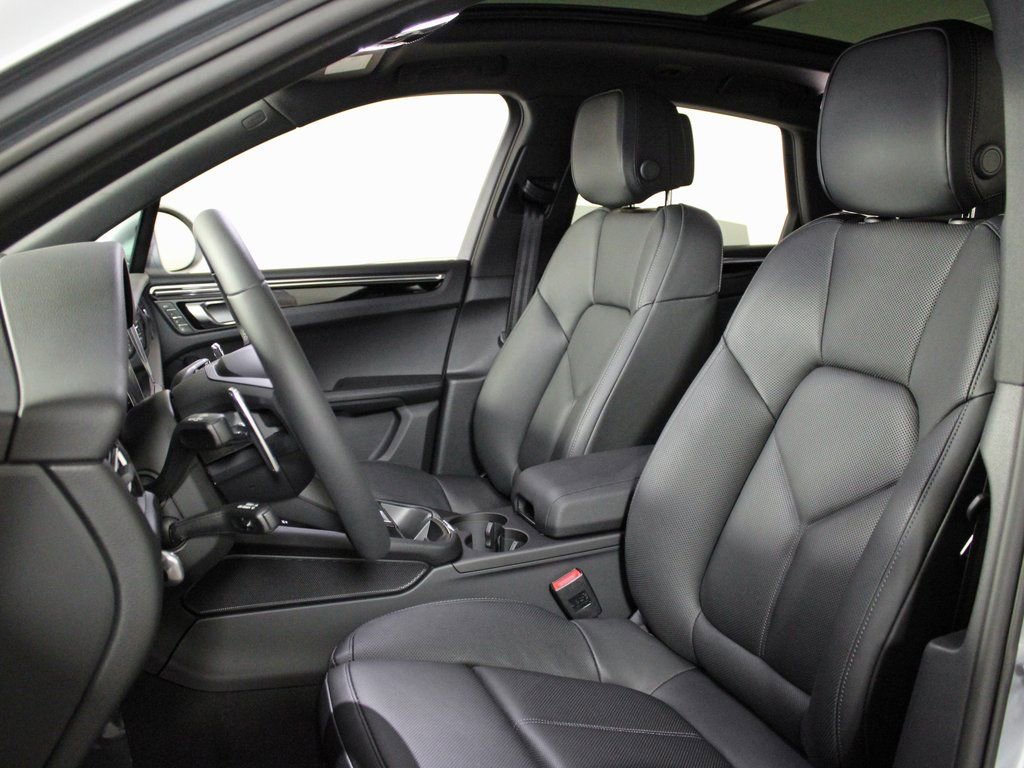 Certified 2025 Porsche Macan image 5