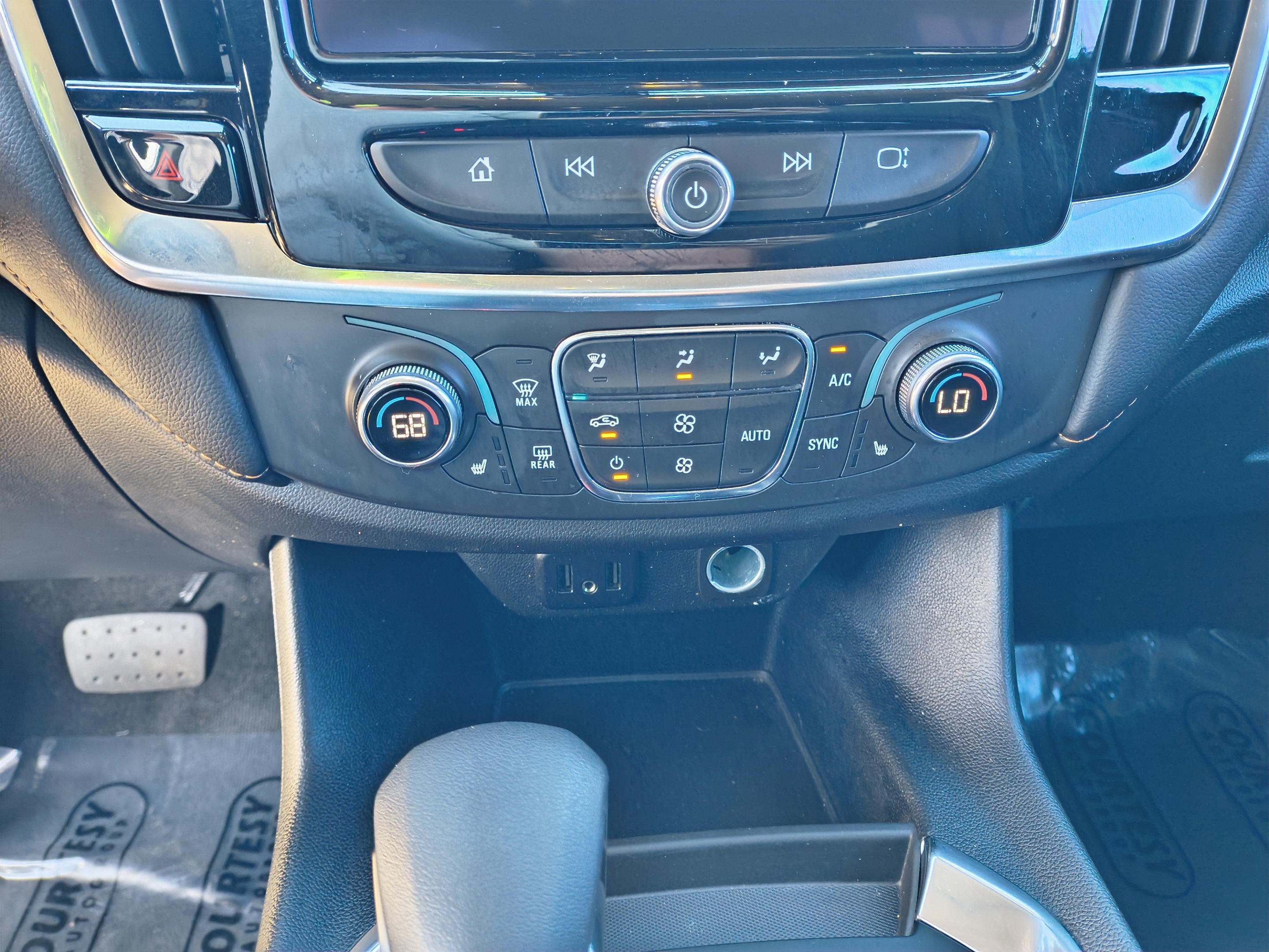 Used 2021 Chevrolet Traverse LT FWD image 25