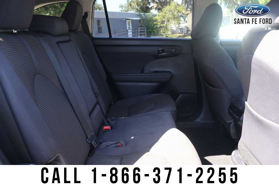 Used 2023 Toyota Highlander LE AWD/4WD image 32