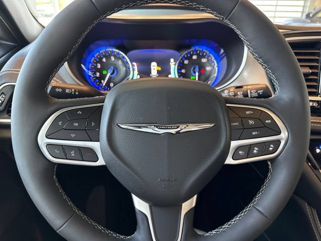 Used 2026 Chrysler Pacifica Limited FWD image 9