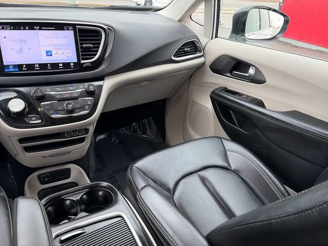 Used 2024 Chrysler Pacifica Touring-L FWD image 31