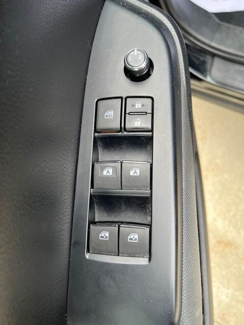 Used 2019 Toyota Highlander LE AWD/4WD image 18