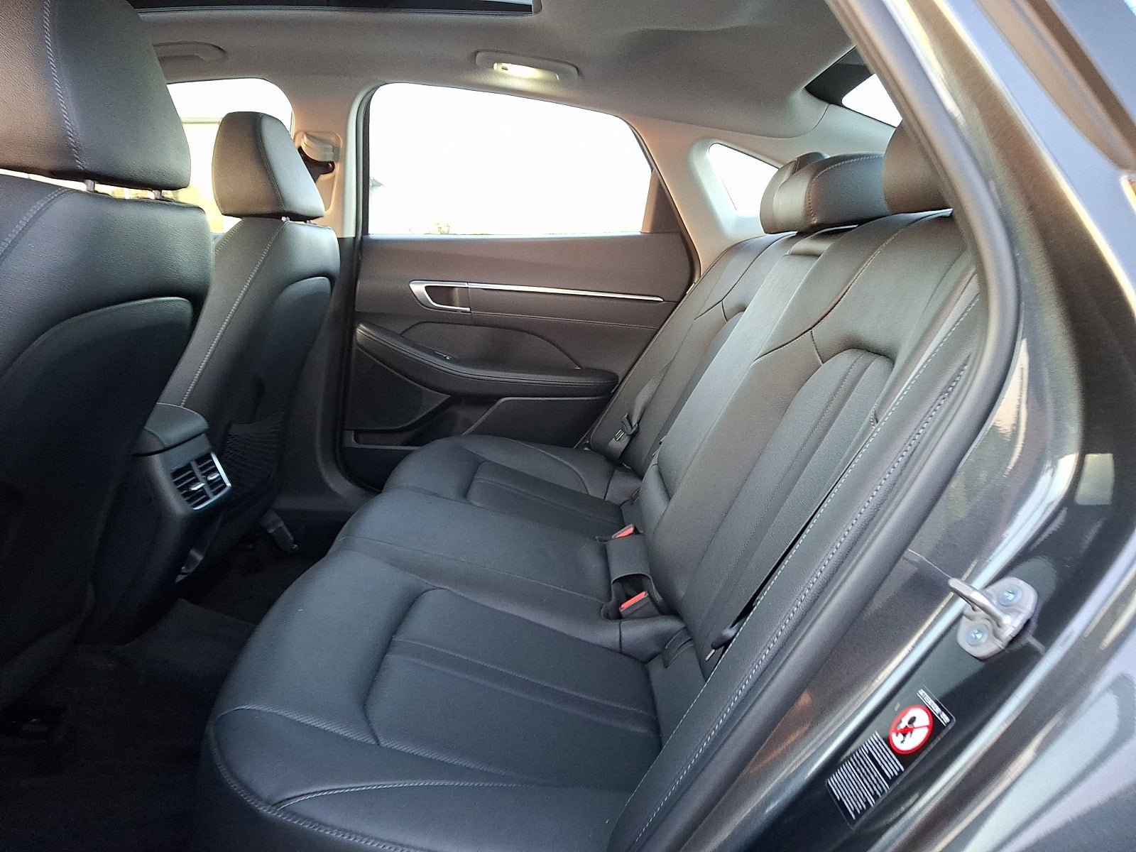 Used 2023 Hyundai Sonata Limited w/ Preferred Accessory Package FWD image 10