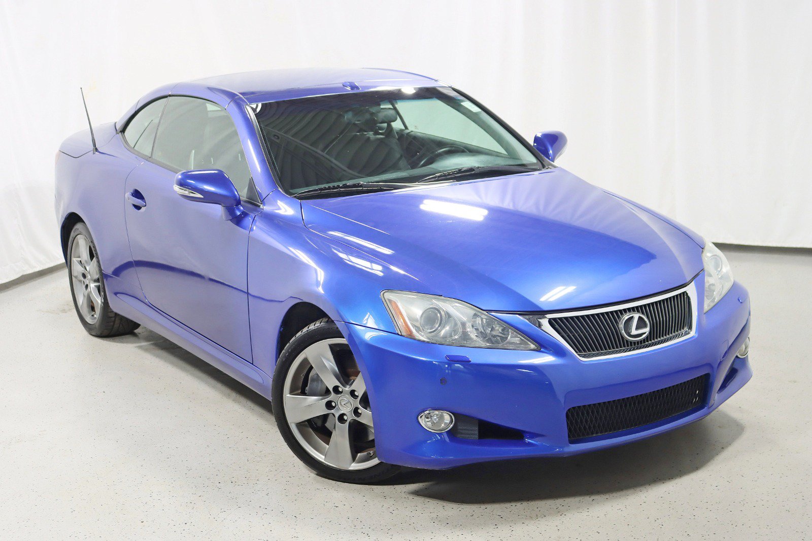 Used 2010 Lexus IS 350C w/ Luxury Pkg RWD image 2