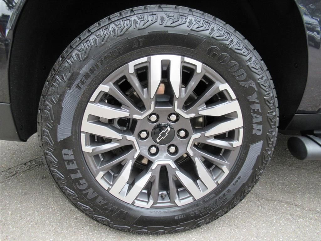 Used 2025 Chevrolet Suburban Z71 AWD/4WD image 8