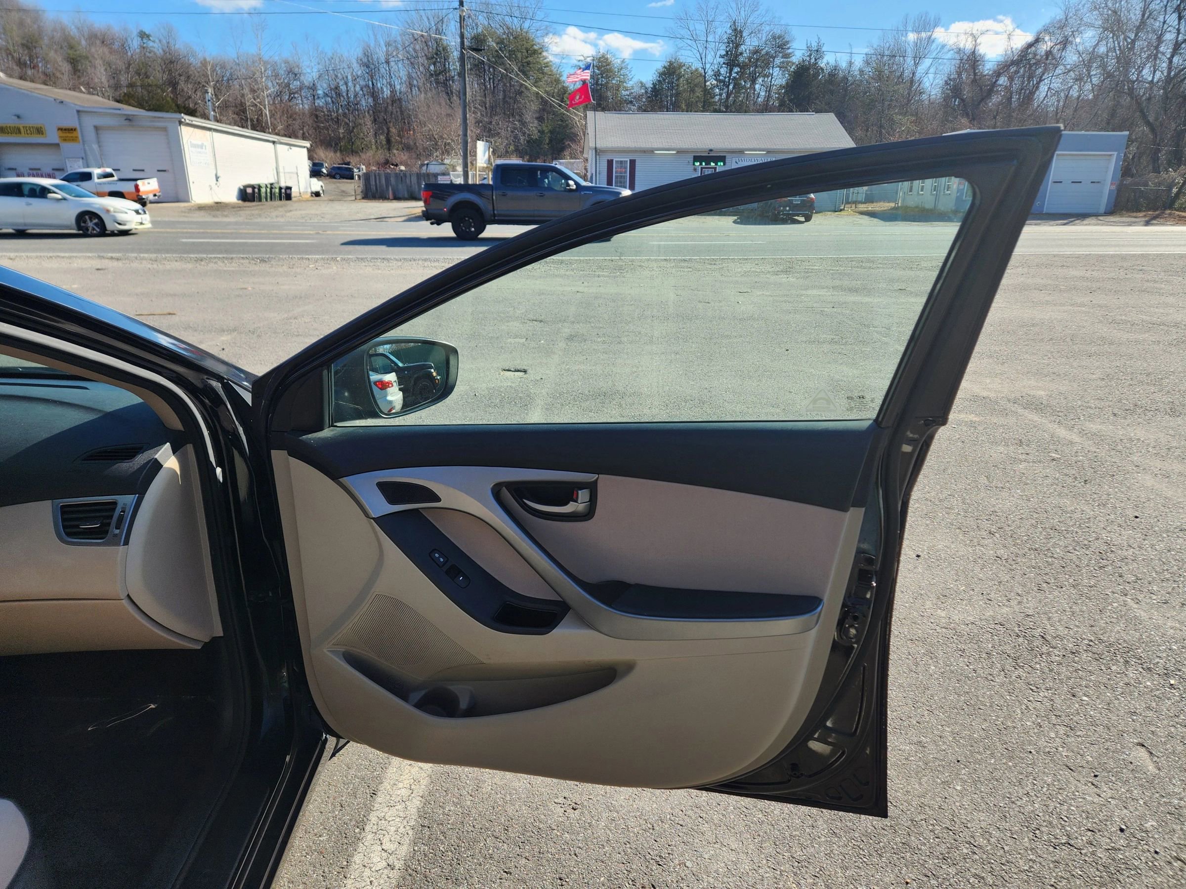 Used 2015 Hyundai Elantra SE w/ Option Group 02 FWD image 15