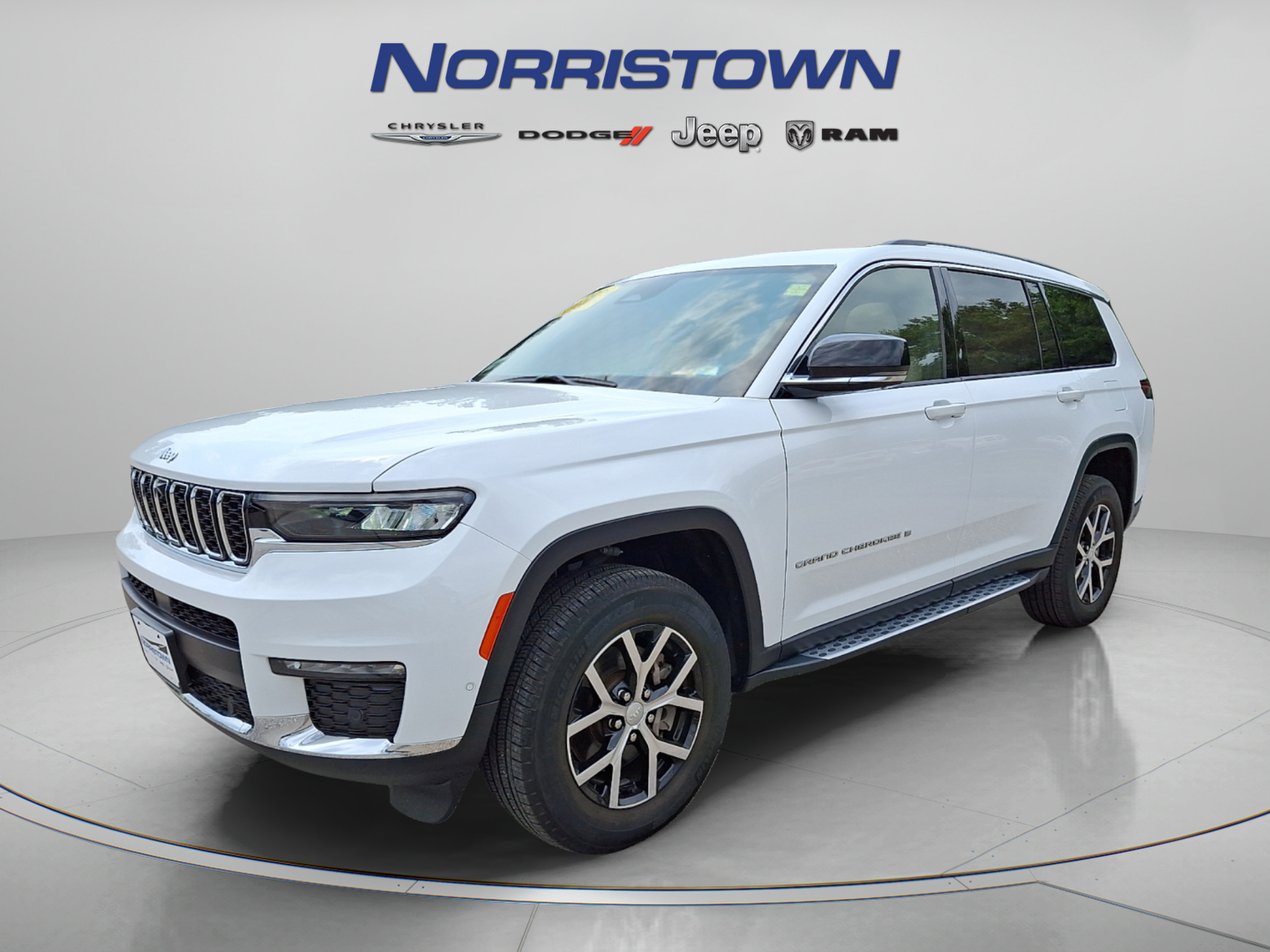Used 2023 Jeep Grand Cherokee L Limited w/ Luxury Tech Group II AWD/4WD image 3