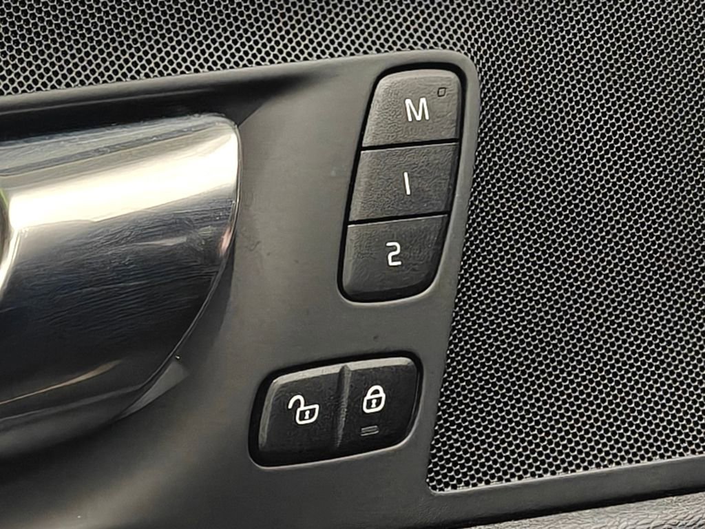 Used 2023 Volvo XC60 B5 Plus image 40
