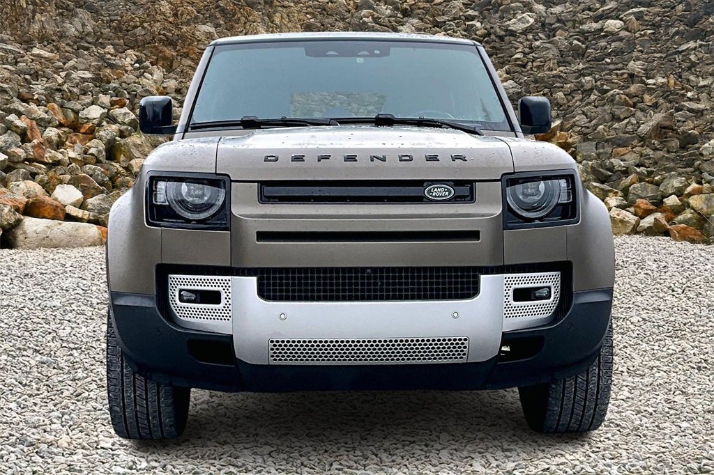 Used 2024 Land Rover Defender 110 SE image 3