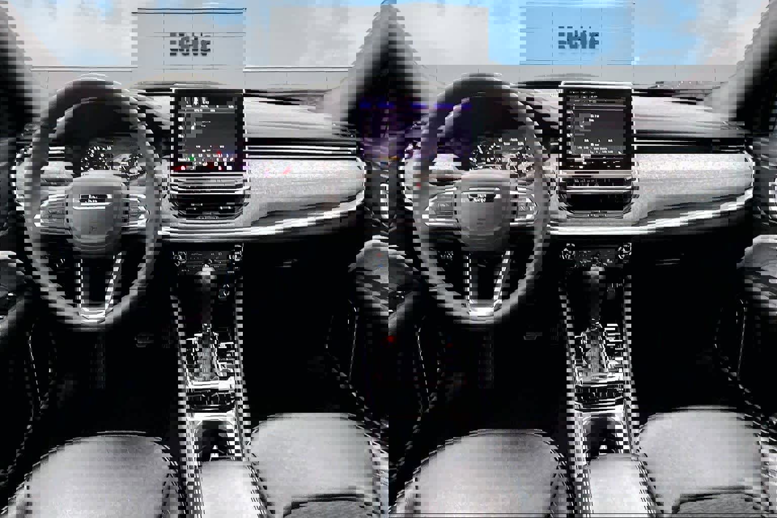 Used 2024 Jeep Compass Latitude image 11