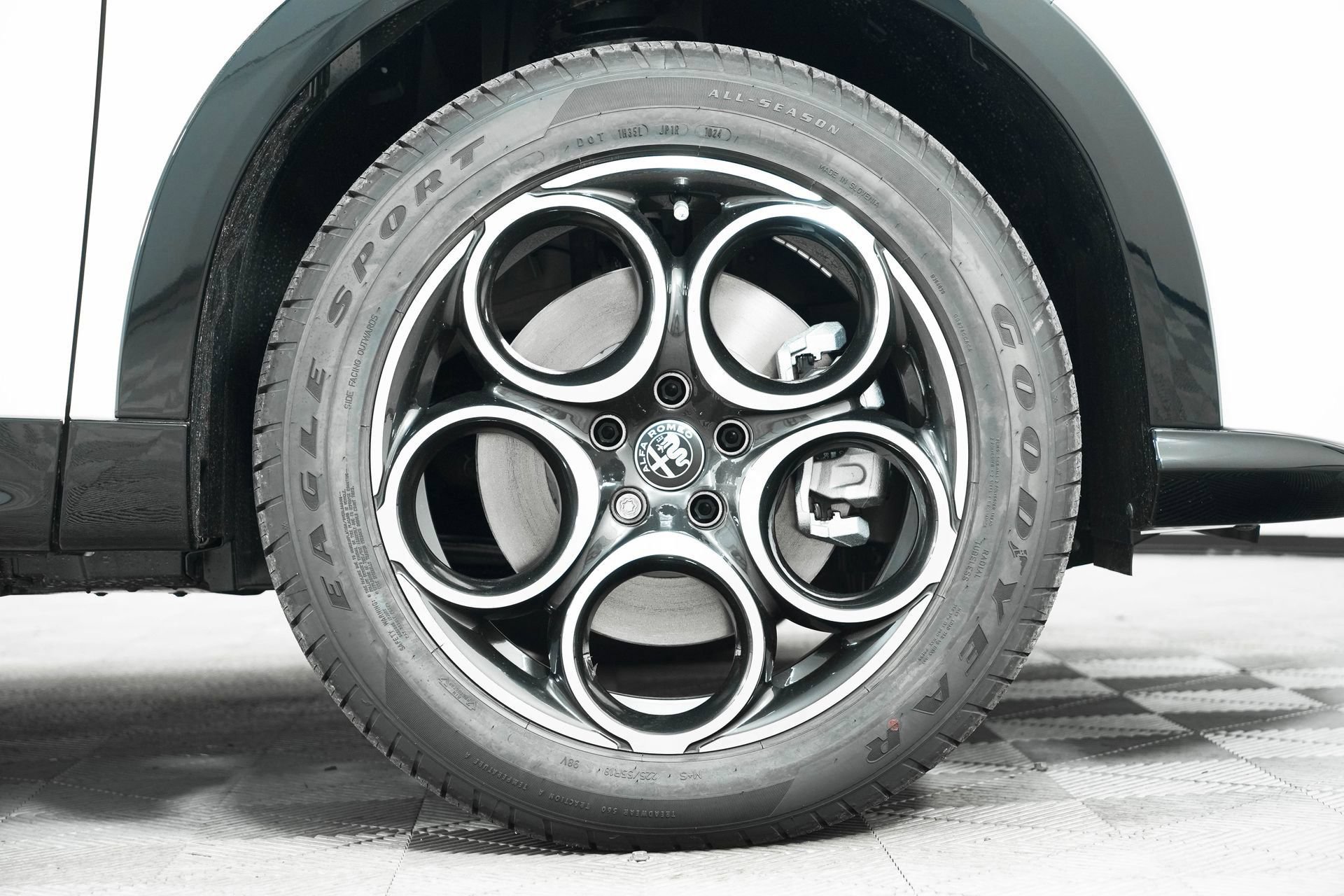 New 2025 Alfa Romeo Tonale AWD/4WD image 9