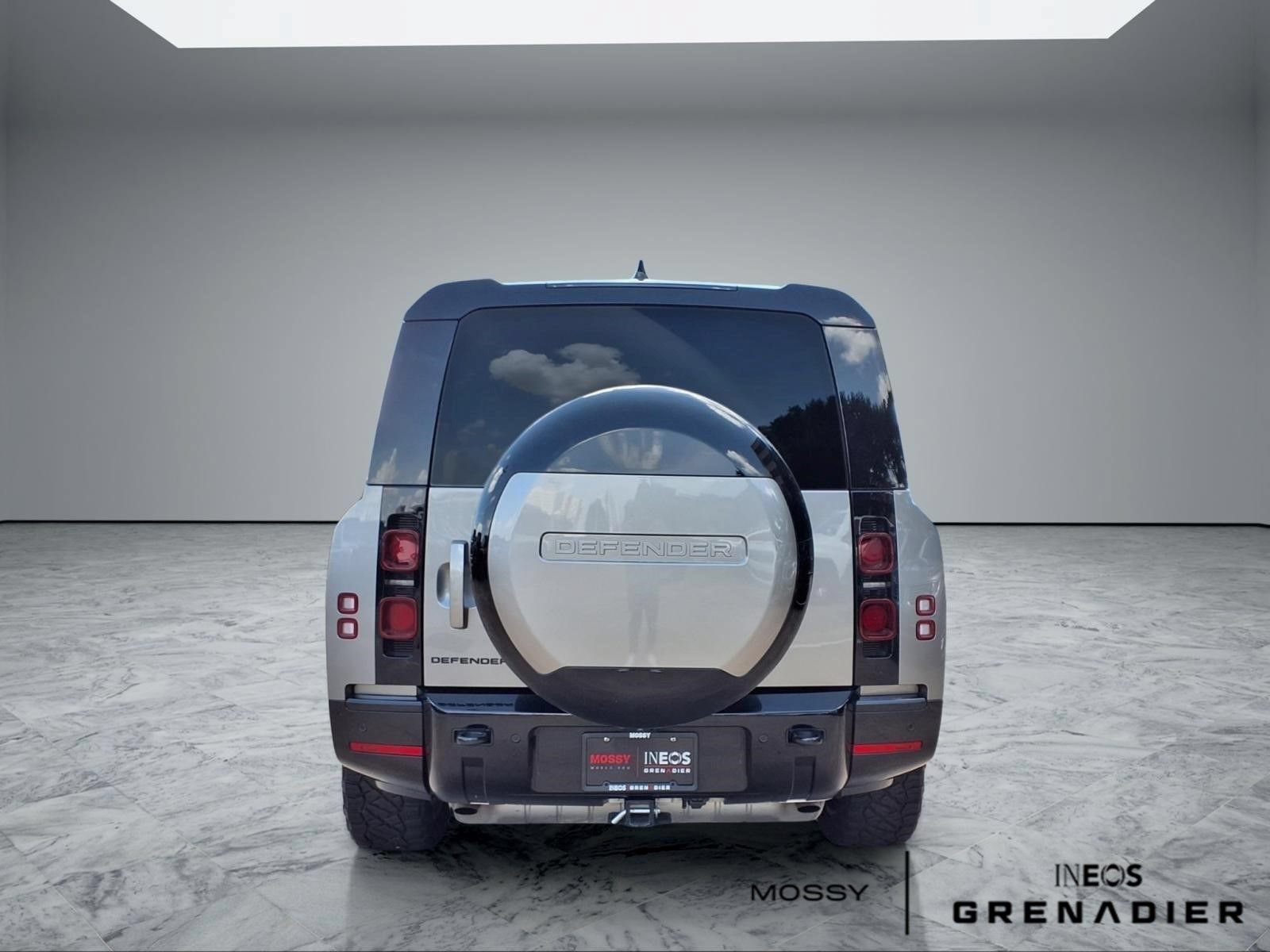 Used 2024 Land Rover Defender 130 X-Dynamic SE AWD/4WD image 6