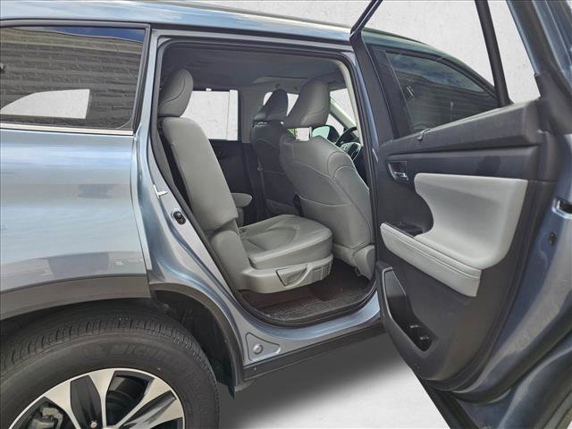 Used 2022 Toyota Highlander XLE AWD/4WD image 14