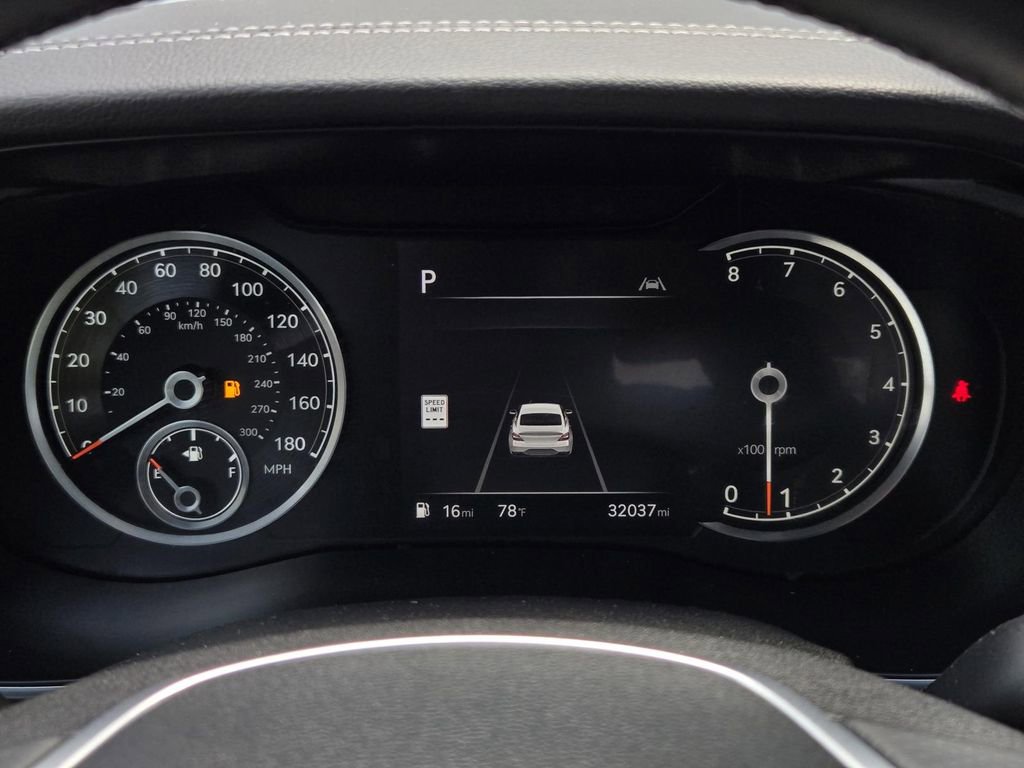 Used 2025 Genesis G70 2.5T image 27