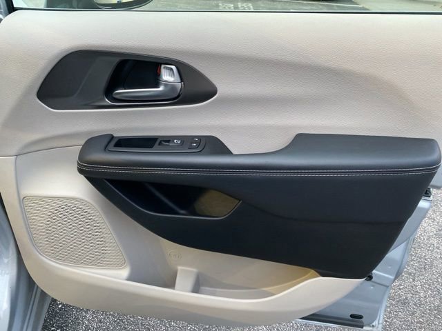 Used 2024 Chrysler Pacifica Touring-L image 36