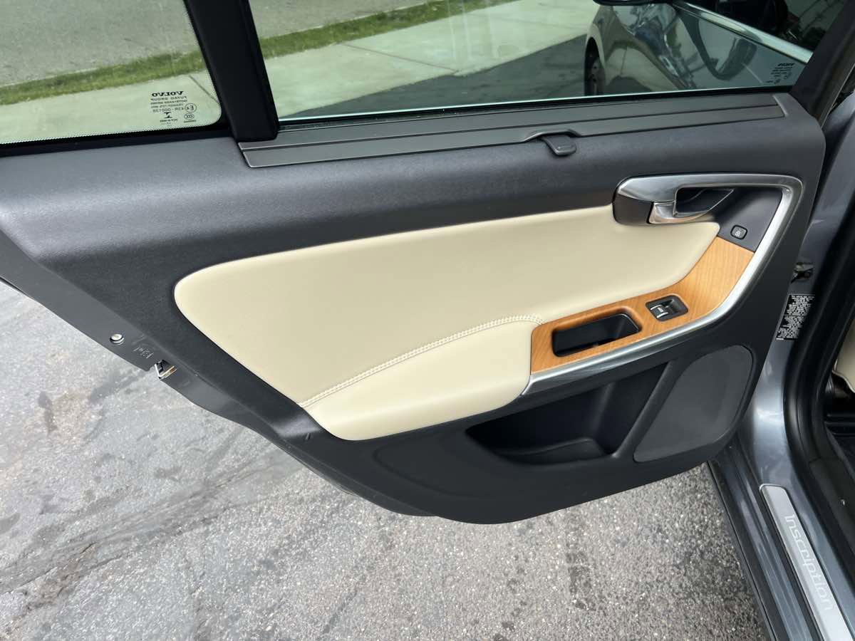 Used 2018 Volvo S60 T5 Inscription Platinum image 14