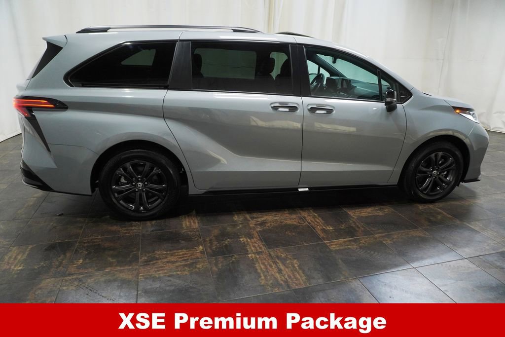 Used 2025 Toyota Sienna XSE w/ XSE Premium Package AWD/4WD image 4
