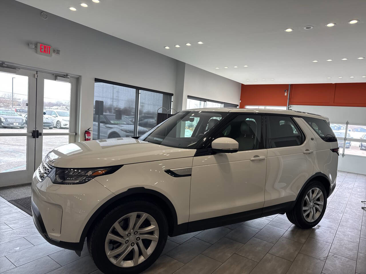 Used 2017 Land Rover Discovery HSE image 9