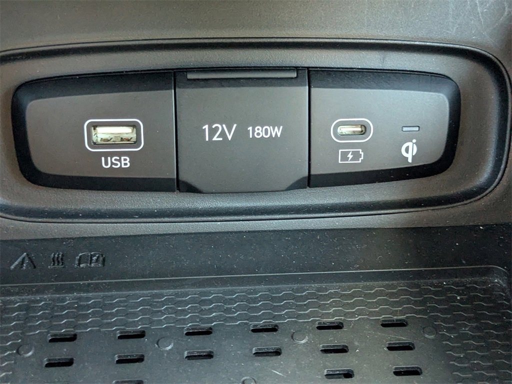 Used 2023 Hyundai Venue Limited image 19