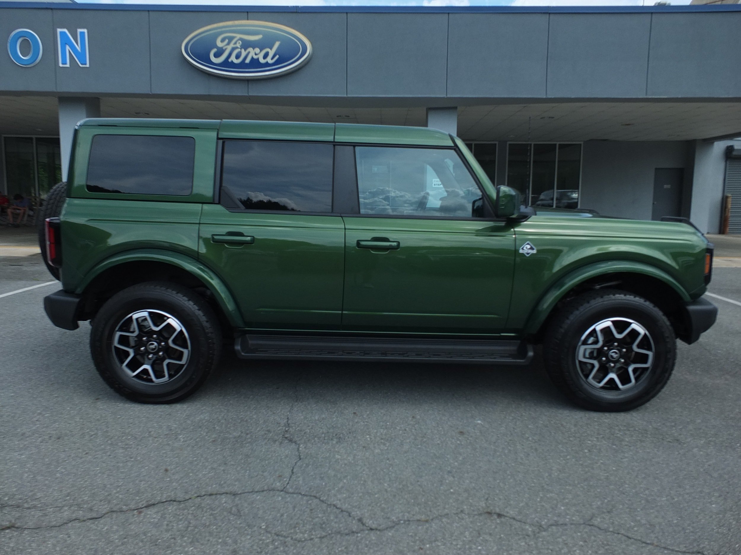 Used 2025 Ford Bronco Outer Banks AWD/4WD image 2